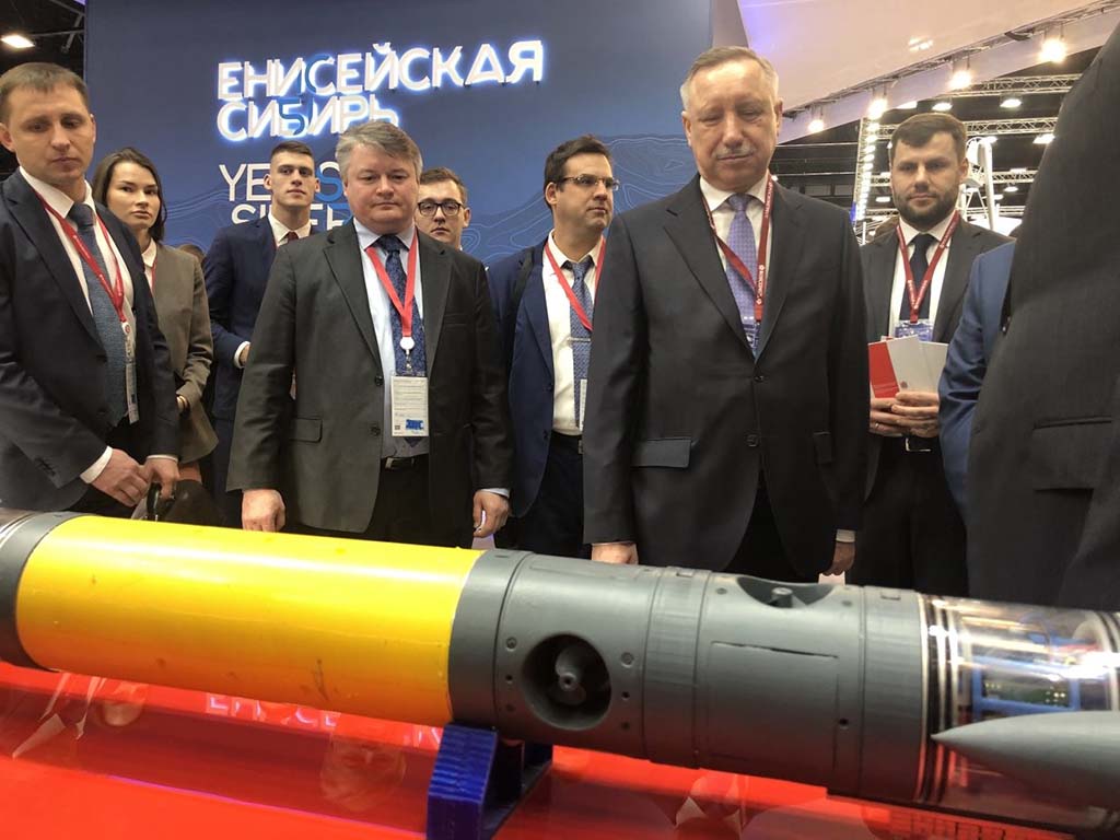 Губернатор Петербурга и глава комитета по Арктике осмотрели подводные аппараты Океанос и ГМТУ