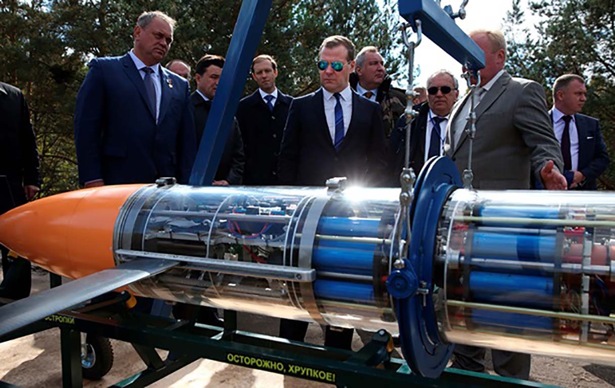 Спец показ подводного глайдера Дмитрию Медведеву Медведев ознакомился с образцами подводного глайдера и судно-катамараном
